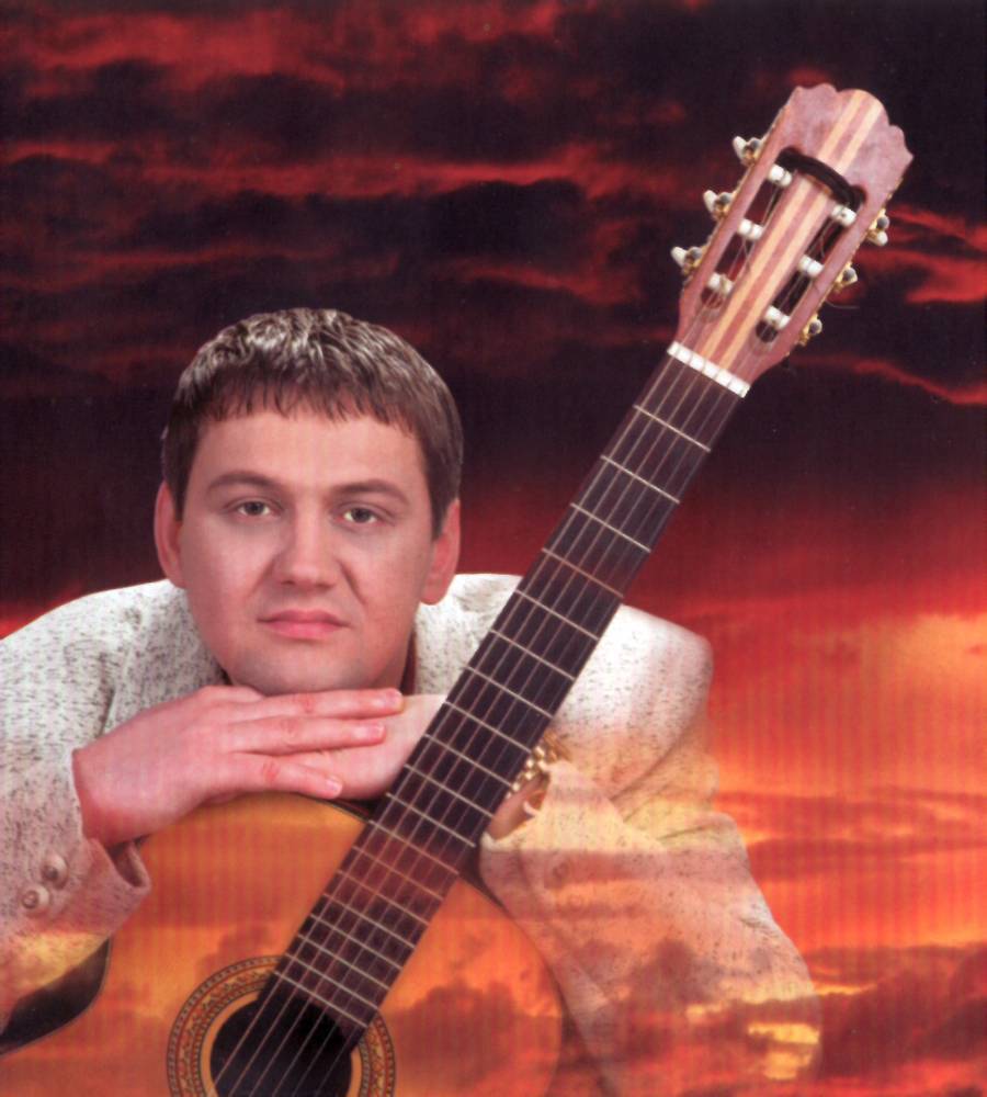 Игорь Слуцкий с гитарой