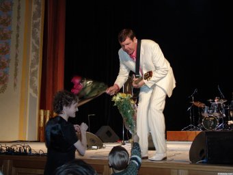 Александру Новикову дарят цветы