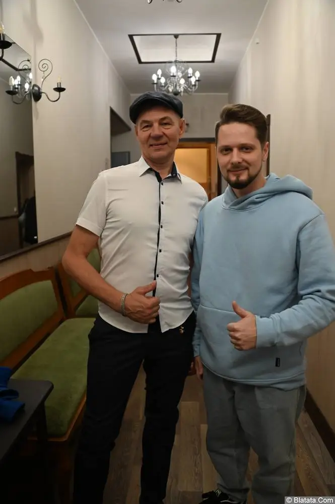 Олег Магадан общается с коллегами на фестивале | Закулисные фото