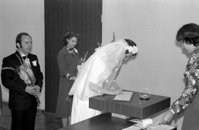 Невеста расписывается. Как было в ЗАГСе в СССР