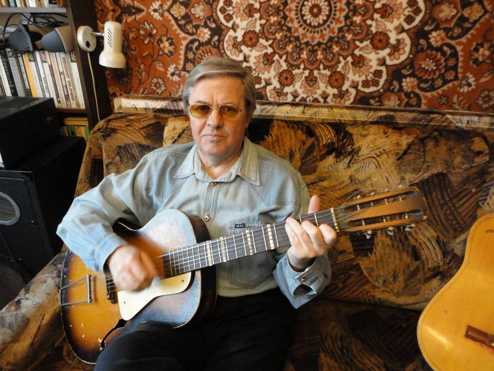 Александр Шеваловский у себя дома с гитарой
