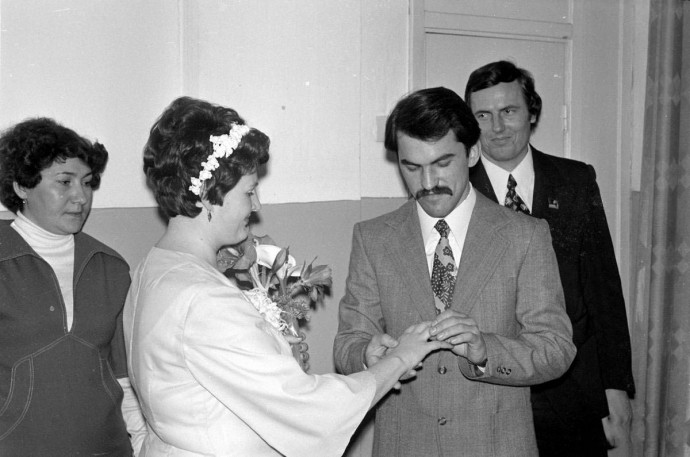 Жених надевает кольцо невесте на палец. Как было в ЗАГСе в СССР