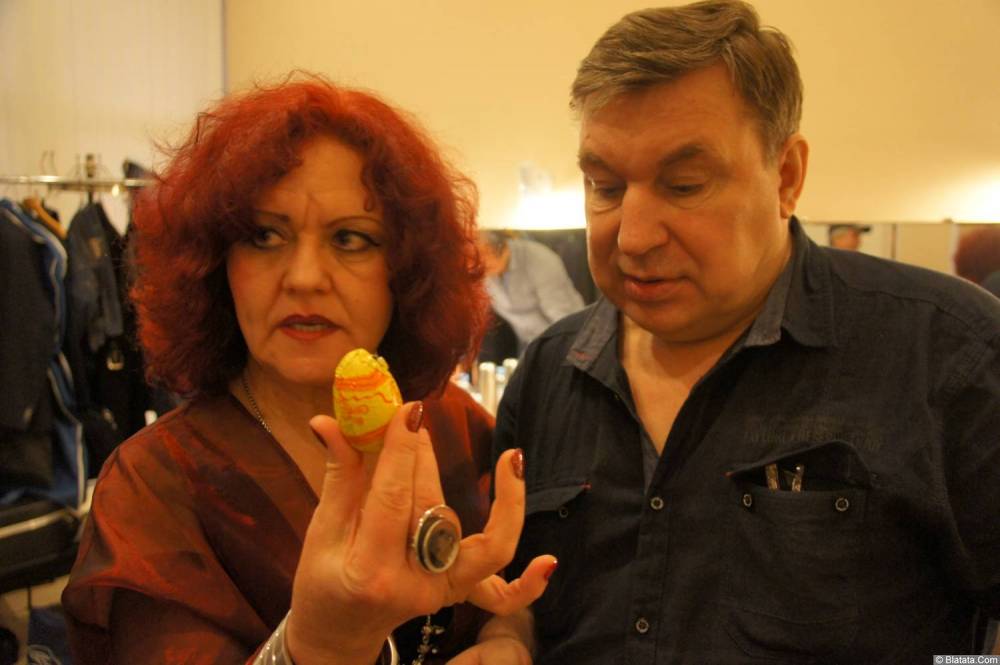Ирина Каспер с яйцом и Михаил Шелег на XX-м фестивале памяти Аркадия Северного 12 апреля 2015 г.