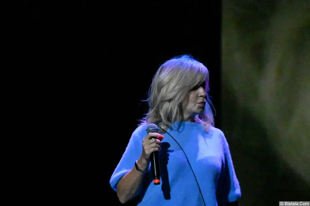 Аида Сергиенко в танце на сцене фестиваля в Санкт-Петербурге