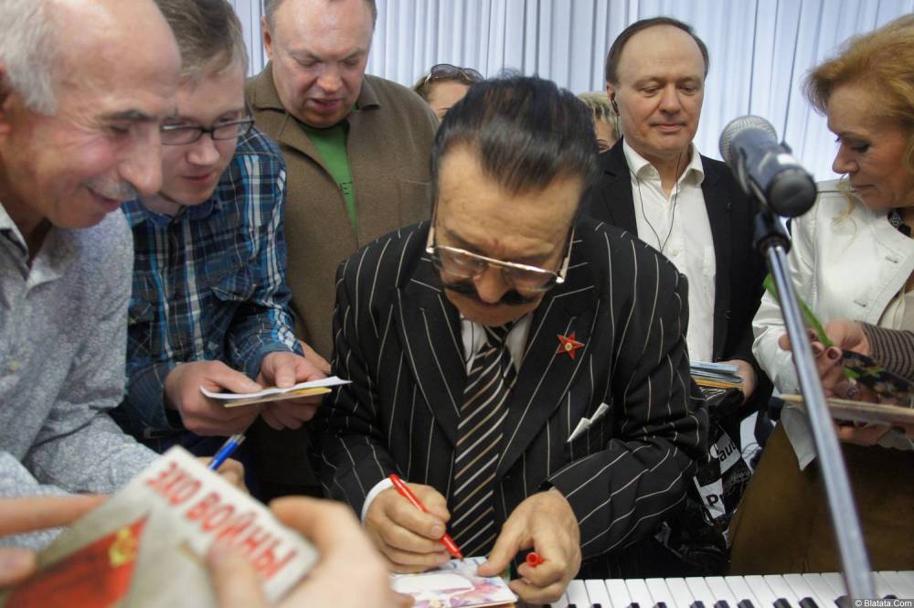 Вилли Токарев дает автограф