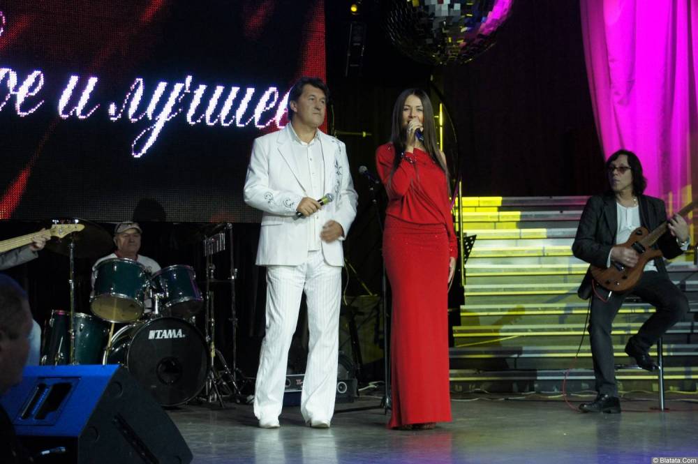 Владимир Черняков с женщиной в красном на концерте Новое и лучшее 17 февраля 2015 года