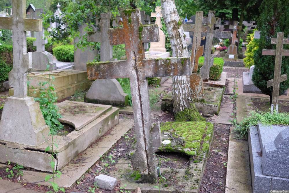 Вил на кресты на кладбище Сент-Женевьев-де-Буа
