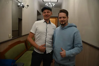 Олег Магадан общается с коллегами на фестивале