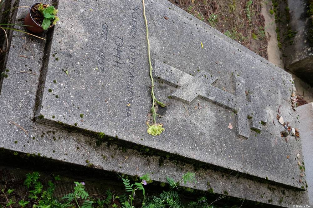 Могила Тэффи на кладбище Сент-Женевьев-де-Буа