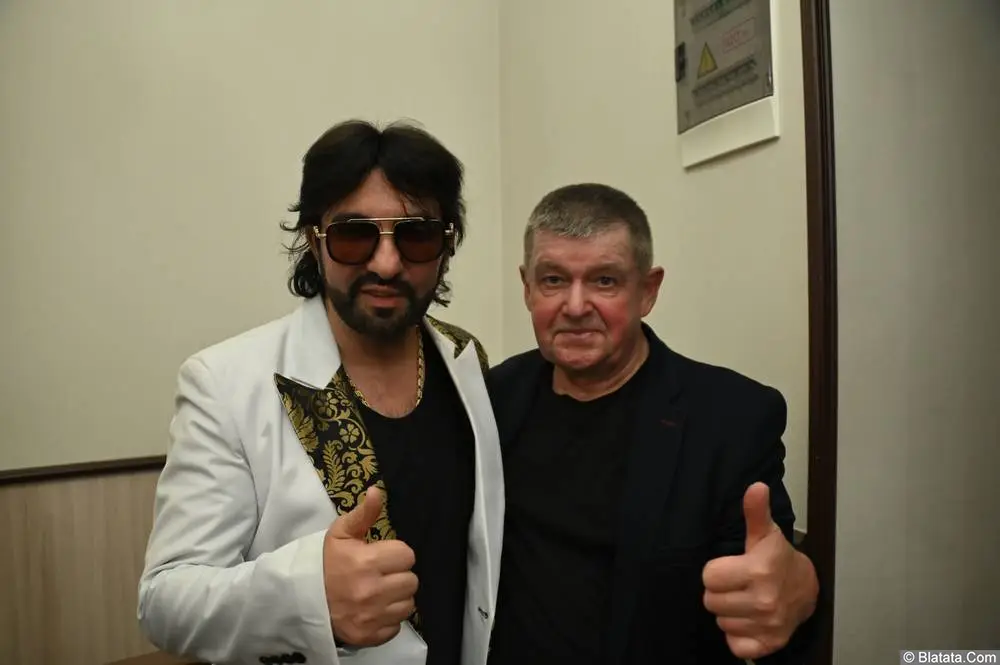 Александр Марцинкевич приветствует гостя фестиваля за кулисами