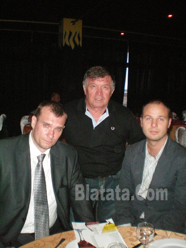 Сергей Чернышев (в центре) с чемпионами по боям без правил