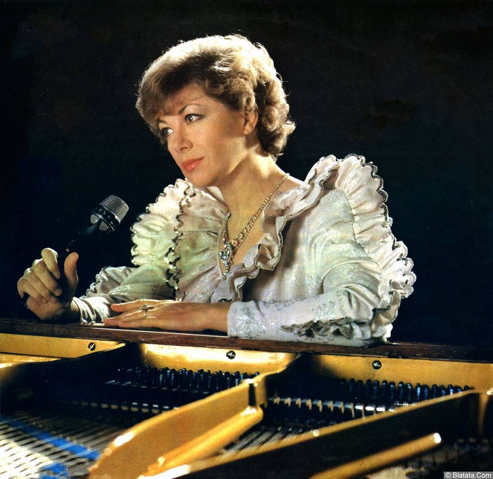 Эдита Пьеха с микрофоном у рояля