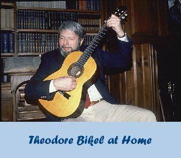 Теодор Бикель дома с гитарой